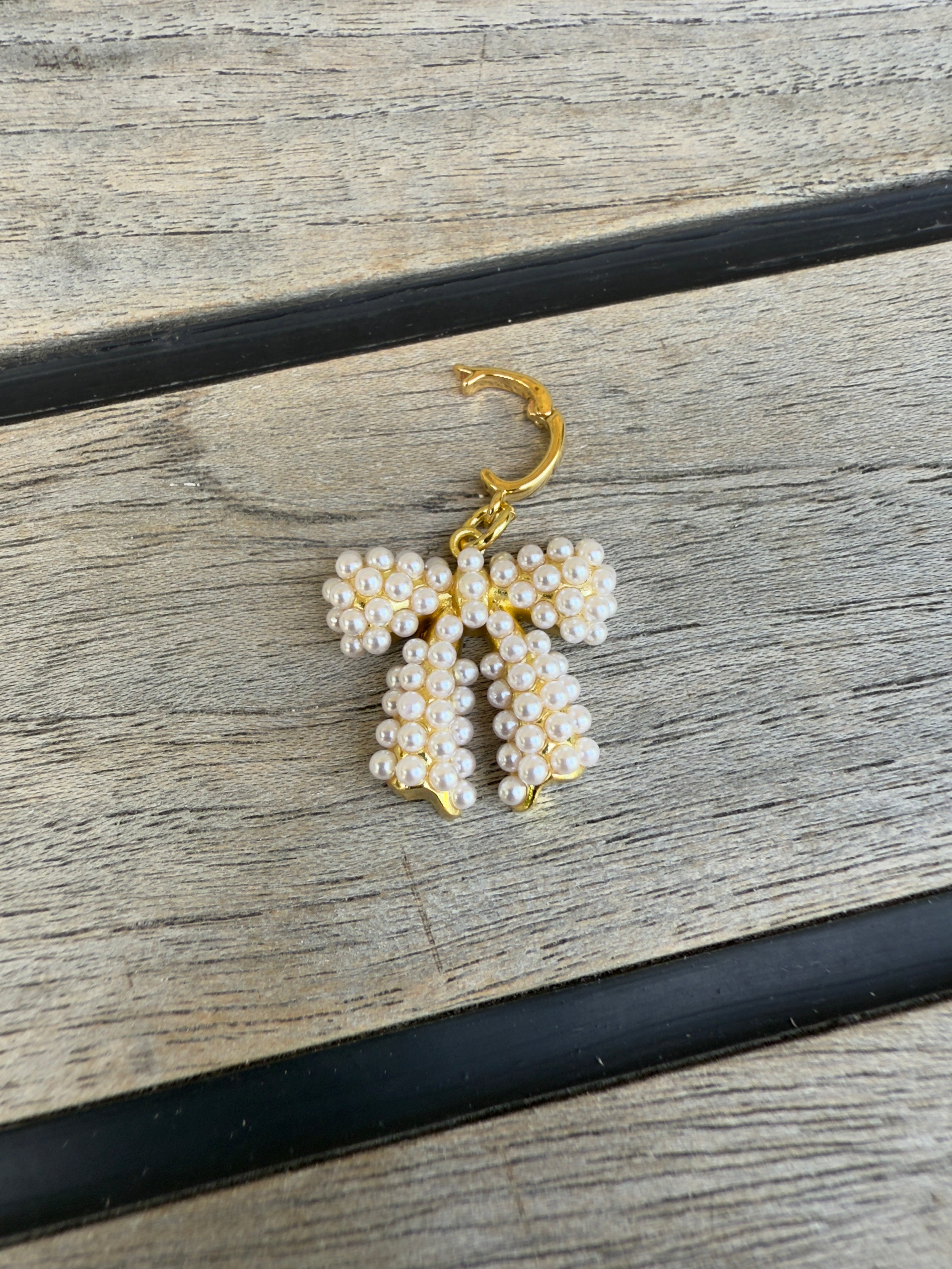 The Humphrey - Pearl Bow Clip-on Charm