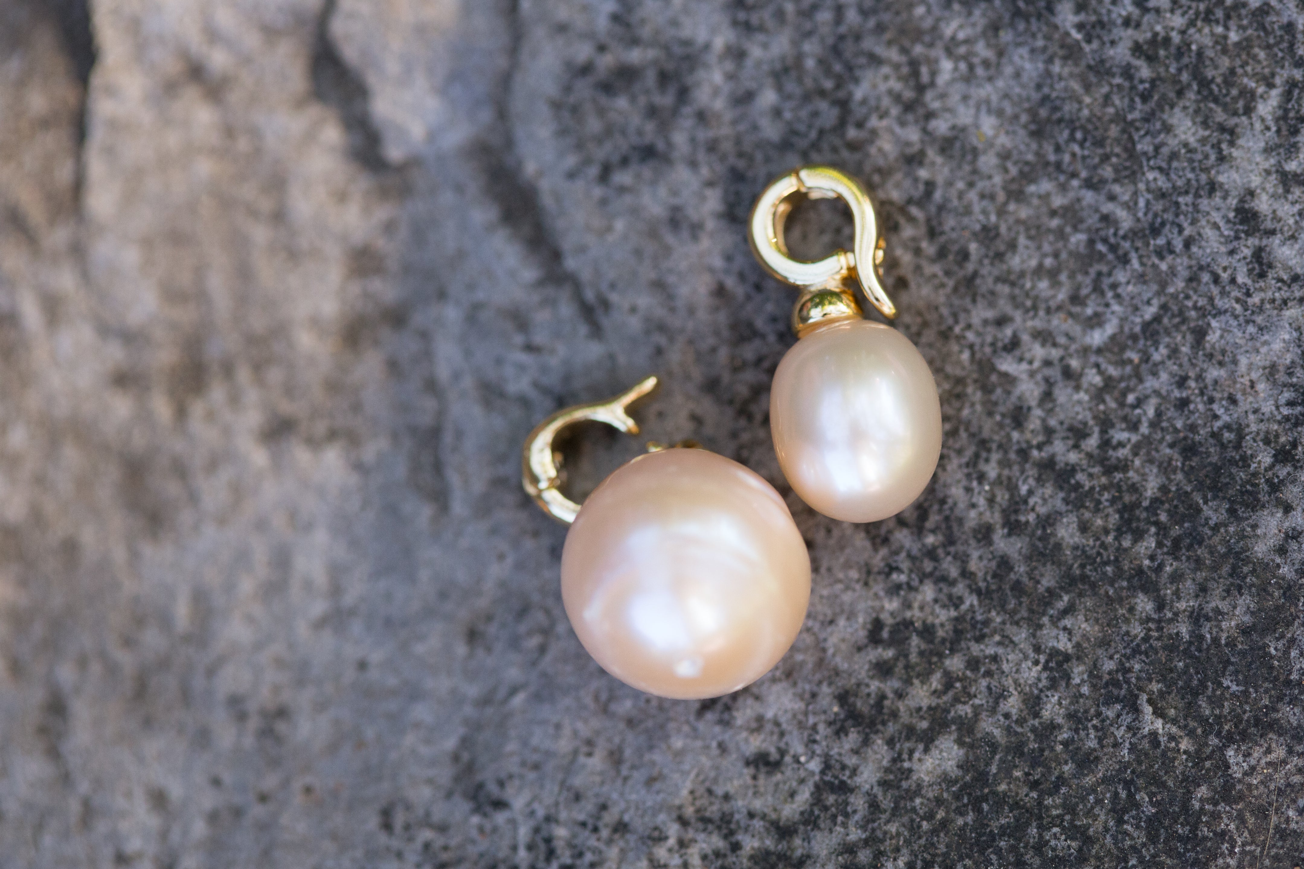 The Pearl - Light Pink Freshwater Pearl and Gold Clip-on Charm