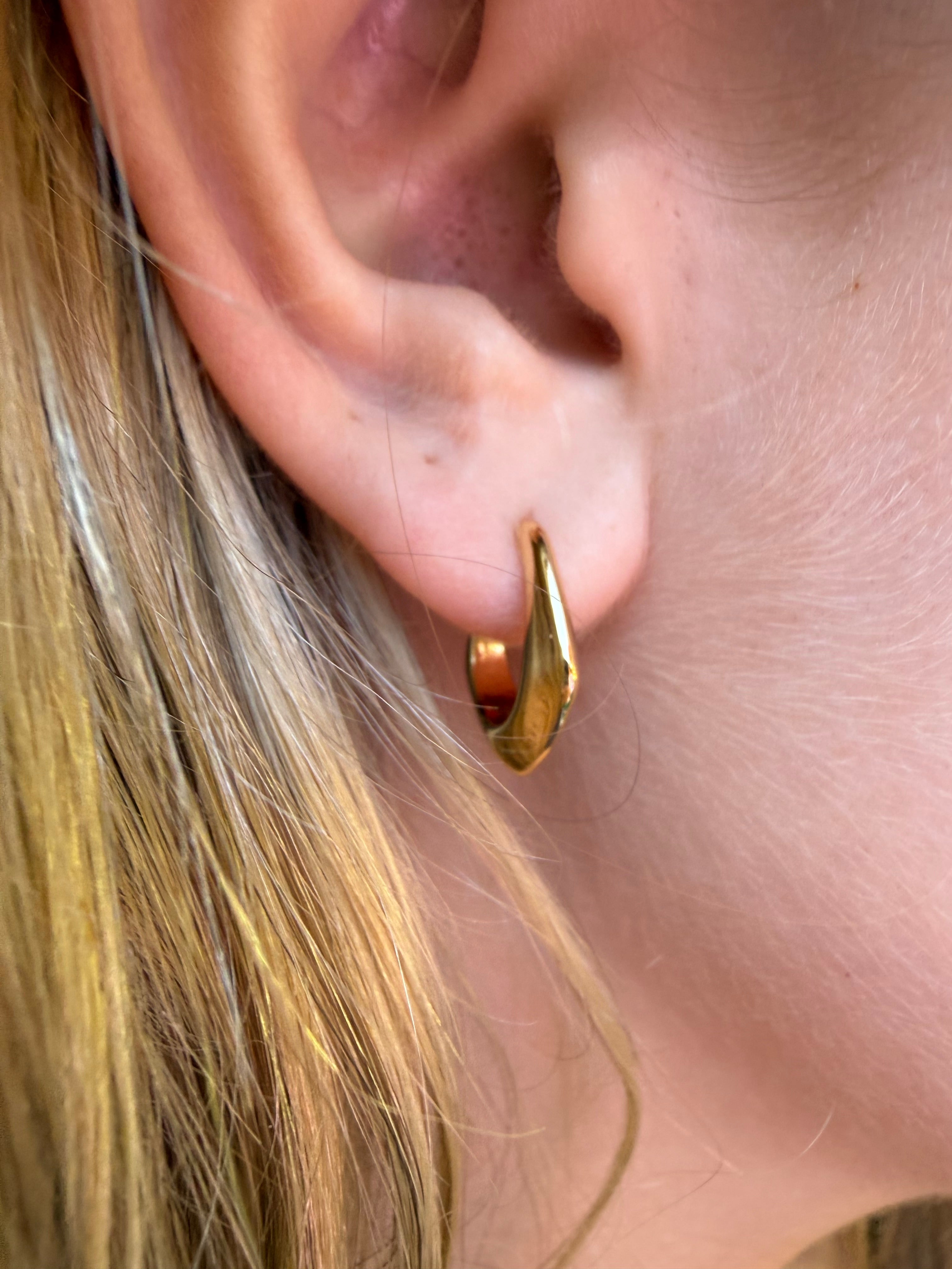 The Landry - Rounded Square Hoop Earrings